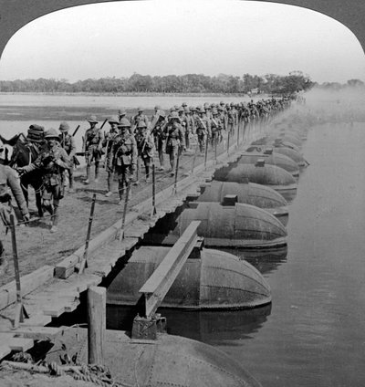 Sezione mitragliatrice e fanteria che attraversano un ponte di barche, Prima Guerra Mondiale, 1914-1918 da Realistic Travels Publishers