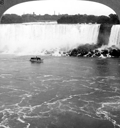 Cascate del Niagara e la Maid of the Mist, dalle scogliere canadesi, Canada da Realistic Travels Publishers