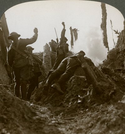 Truppe del Nord che bombardano una postazione di mitragliatrici tedesche, Polygon Wood, XX secolo da Realistic Travels Publishers