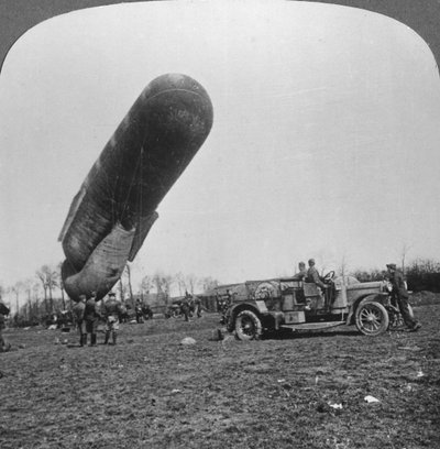Pallone di osservazione in procinto di salire, Prima Guerra Mondiale, c1914-c1918 da Realistic Travels Publishers