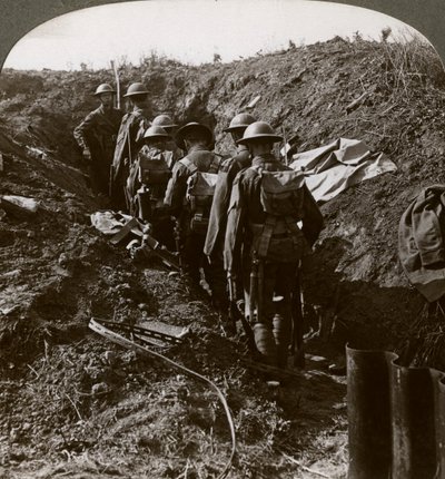 Ufficiale che osserva i suoi uomini entrare in un rifugio per evitare un attacco tedesco, Prima Guerra Mondiale, 1914-1918 da Realistic Travels Publishers