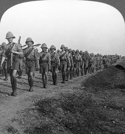 Sulla lunga marcia attraverso il caldo torrido verso Baghdad, Prima Guerra Mondiale, c1914-c1917 da Realistic Travels Publishers