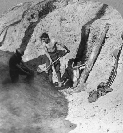 Zappatori e minatori al lavoro, saliente di Ypres, Belgio, Prima Guerra Mondiale, c1915-c1917 da Realistic Travels Publishers