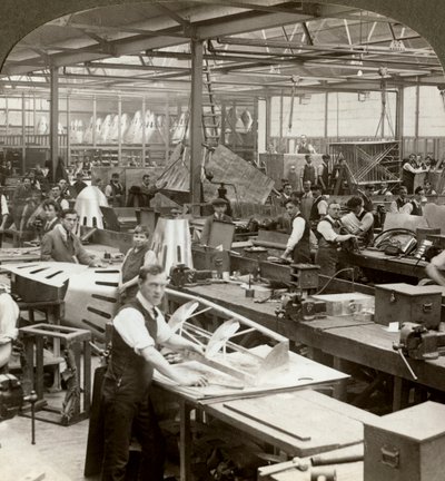 Lavoratori di lamiera in una fabbrica di aeroplani, Prima Guerra Mondiale, 1914-1918 da Realistic Travels Publishers
