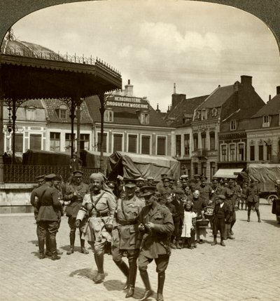 Sir James Willcocks con il generale Nanten, Piazza del Mercato, Merville, Francia, Prima Guerra Mondiale, 1914-1915 da Realistic Travels Publishers