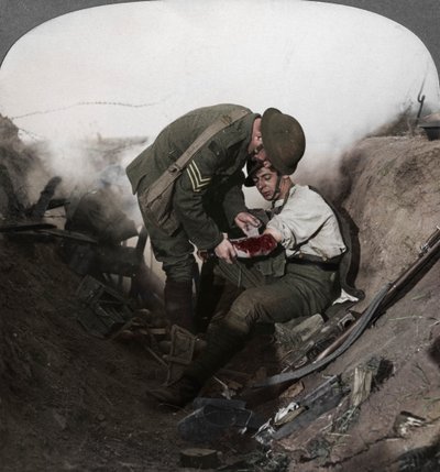 Soldato che riceve il primo soccorso da un sergente in una trincea, Battaglia di Peronne, Prima Guerra Mondiale, 1914-1918 da Realistic Travels Publishers