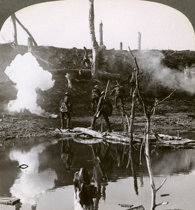 Soldati che attraversano il fiume Ancre, Battaglia della Somme, Francia, Prima Guerra Mondiale, 1916 da Realistic Travels Publishers