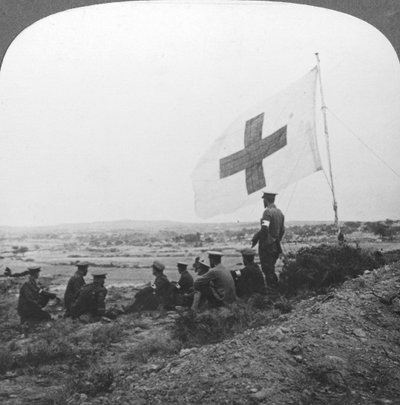 La Croce Rossa Britannica sul campo, pronta per la sua missione di misericordia, Prima Guerra Mondiale, c1914-c1918 da Realistic Travels Publishers