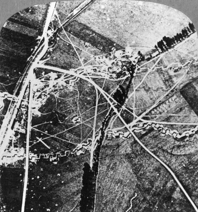 La linea Hindenburg da 8000 piedi, Francia, Prima Guerra Mondiale, c1916-c1918 da Realistic Travels Publishers