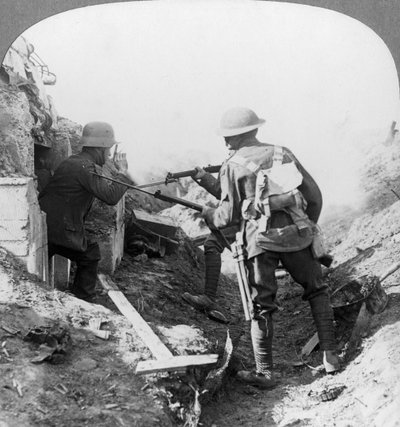 La cattura di un mitragliere tedesco, Croisilles, Francia, Prima Guerra Mondiale, c1917-c1918 da Realistic Travels Publishers