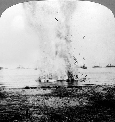 Sottomarino tedesco intrappolato spinto a riva e distrutto, Prima Guerra Mondiale, 1914-1918 da Realistic Travels Publishers