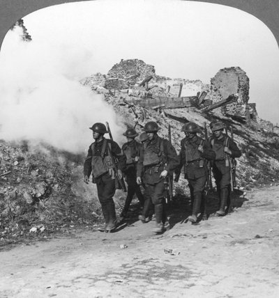 Truppe che passano tra le rovine di Monchy sulla strada verso la linea, Francia, Prima Guerra Mondiale, c1914-c1918 da Realistic Travels Publishers