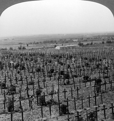 Cimitero di Tyne Cot, Passchendaele Ridge, Belgio, Prima Guerra Mondiale, c1918-1919 da Realistic Travels Publishers