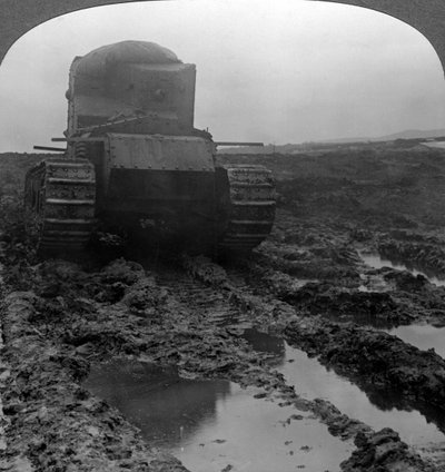 Carro armato Whippet su un campo di battaglia fangoso, Morcourt, Francia, Prima Guerra Mondiale, 1918 da Realistic Travels Publishers