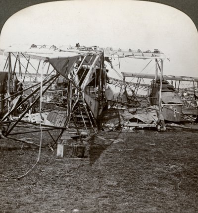 Relitto di un bombardiere tedesco che ha tentato di sfondare la difesa aerea, Prima Guerra Mondiale, 1914-1918 da Realistic Travels Publishers