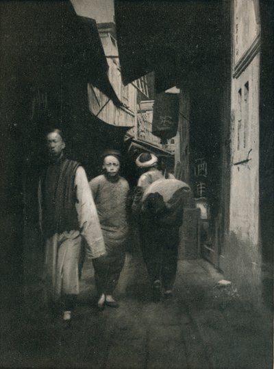 Una strada in Cina, c1927, 1927 da Reginald Belfield