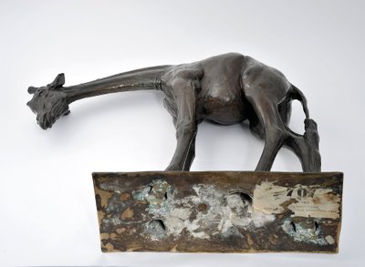 Grande giraffa con testa abbassata da Rembrandt Bugatti