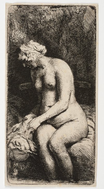 Donna nuda seduta con i piedi nell