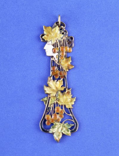 Un pendente di Lalique, formato come una testa di fanciulla in stile Art Nouveau, c.1900 da Rene Jules Lalique
