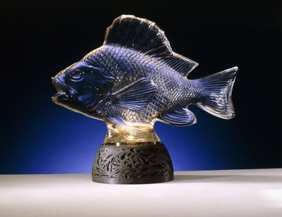 Una carpa con pinna dorsale e coda da Rene Jules Lalique
