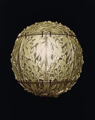 Boule de Gui, una lampada sospesa tinta di verde da Rene Jules Lalique
