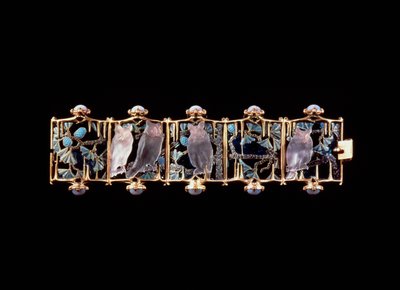 Bracciale con gufi e foglie in oro, vetro, smalto e calcedonio da Rene Jules Lalique