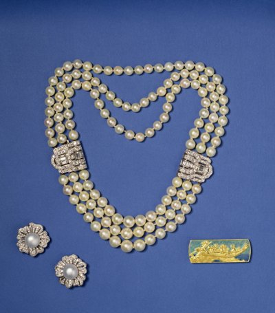 Selezione di gioielli di perle: collana di perle a tre fili con fermagli di diamanti; orecchini di perle coltivate a forma di bottone del Sud Pacifico; spilla in oro e smalto di Lalique, c.1900 da Rene Jules Lalique
