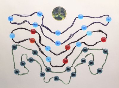 Tre fili di vetro colorato e una spilla di vetro modellato smerigliato (