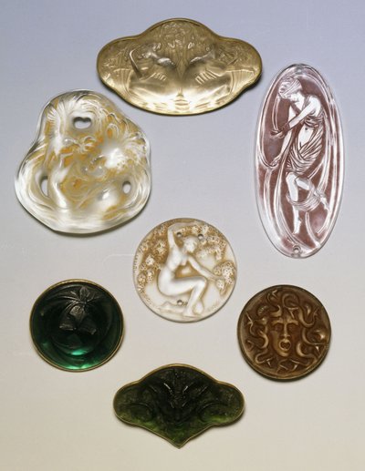 Vari spille, sigilli e pendenti in vetro da Rene Jules Lalique
