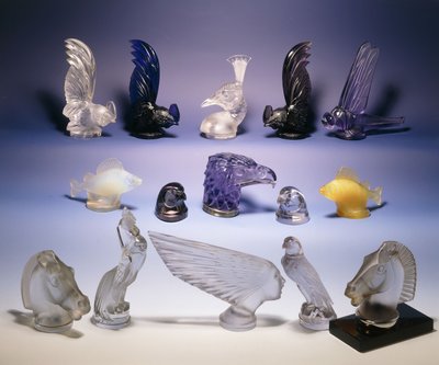 Varie mascotte di vetro per auto (uccelli, pesci, cavalli e una testa umana) da Rene Jules Lalique