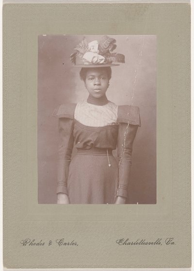 Ritratto di donna, c. 1910 (foto) da Rhodes & Carter