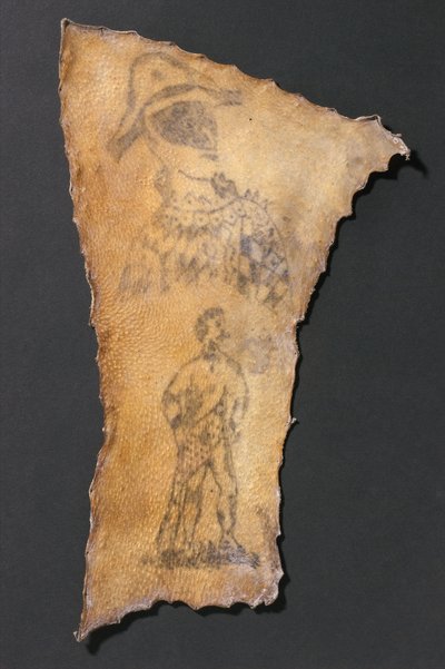 Pelle umana tatuata con arlecchino e figura di Sansone, francese da John Pardon