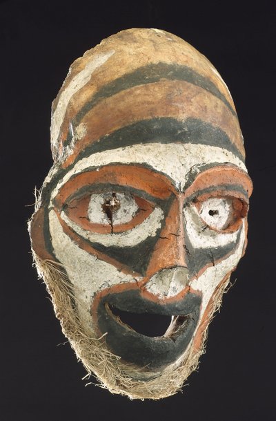 Maschera fatta da un cranio umano, Nuova Britannia, Papua Nuova Guinea da John Pardon