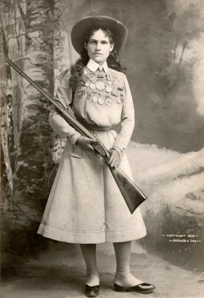 Annie Oakley con un fucile da Richard Kyle Fox