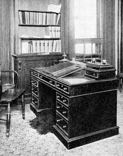 Sedia e scrivania di Charles Dickens, usate a Gadshill da Rischgitz Collection