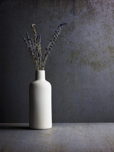 Natura morta minimalista alla lavanda da Rob Ryan