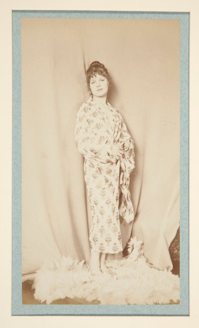 Senza titolo (ragazza in piedi) da Robert Demachy