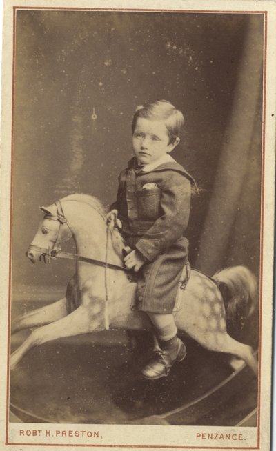 Ragazzino seduto su un cavallo a dondolo, 1870s da Robert H. Preston