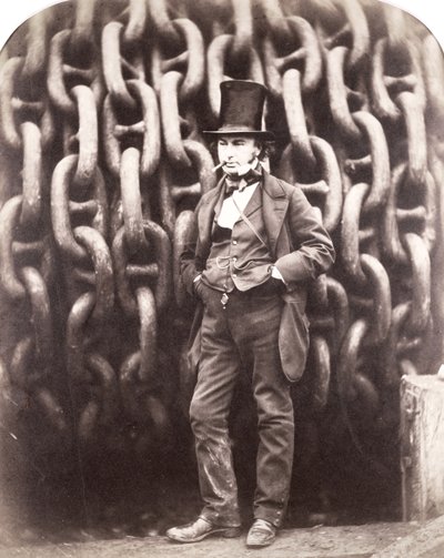 Isambard Kingdom Brunel, in piedi davanti alle catene di lancio del 