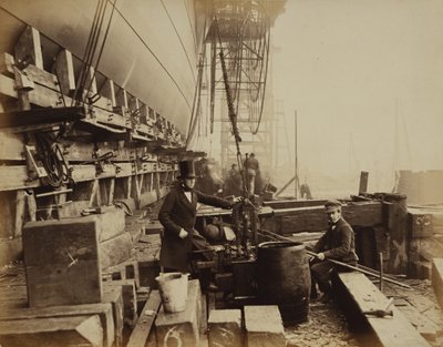 La Great Eastern: Richard Tangye con una pressa idraulica da Robert Howlett