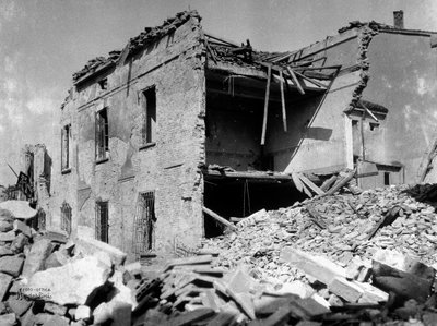 I bombardamenti di Sermide: una casa gravemente danneggiata durante la seconda guerra mondiale da Robert Kretschmer
