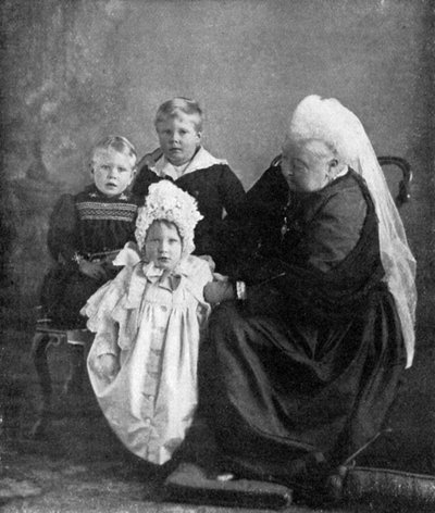 Regina Vittoria con i figli del Duca e della Duchessa di York, 1901 da Robert Milne