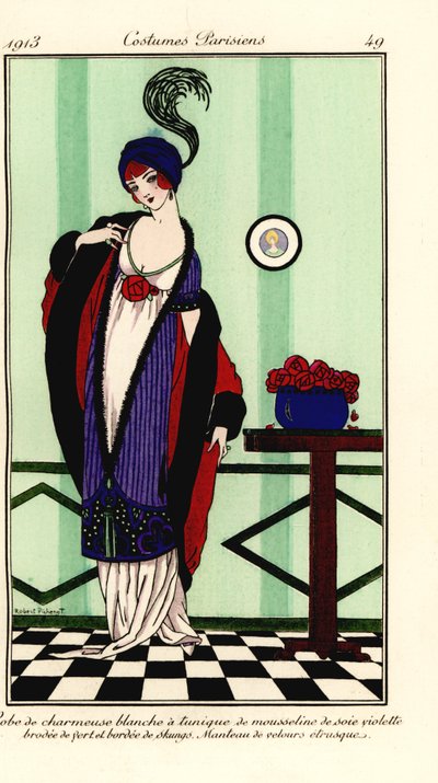 Donna in abito di charmeuse bianco con tunica di chiffon viola bordata di pelliccia di moffetta, mantello di velluto etrusco da Robert Pichenot