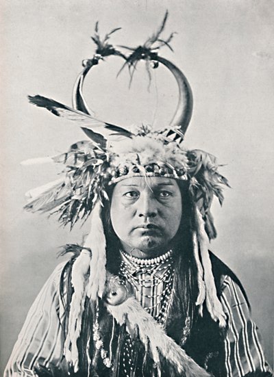 Un nativo americano con copricapo di corna di bufalo, 1912 da Robert Wilson Shufeldt