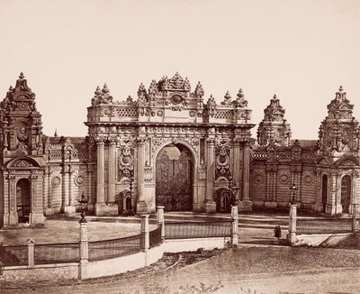 Porta imperiale del Palazzo Dolmabahçe da Robertson and Beato