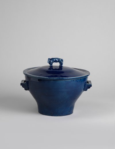 Zuppiera coperta smaltata blu con manico a forma di bisonte o leone cinese, c.1915 da Roger Eliot Fry