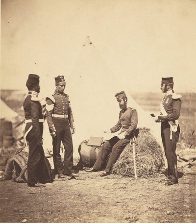 Il capitano Walker del 30° reggimento legge gli ordini generali. da Roger Fenton