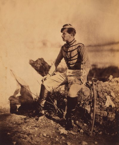 Capitano Thomas, aiutante di campo del Generale Pierre Bosquet, Ritratto a figura intera seduto in uniforme con spada, Guerra di Crimea, Crimea, Ucraina da Roger Fenton