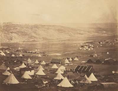 Campo di cavalleria, guardando verso Kadikoi. da Roger Fenton