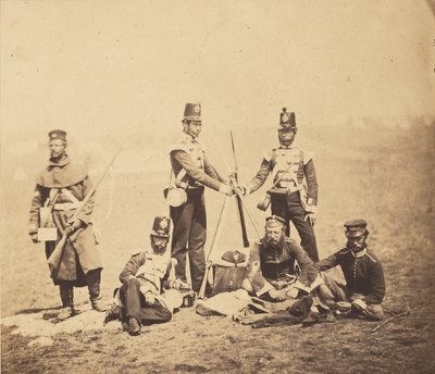 Fanteria inglese che ammucchia i fucili da Roger Fenton